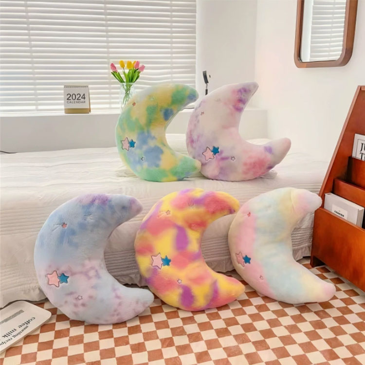 Adorável almofada em forma de lua