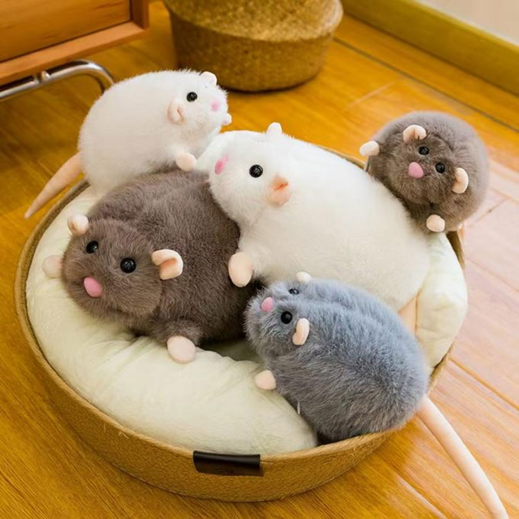 Brinquedo de pelúcia de rato chique