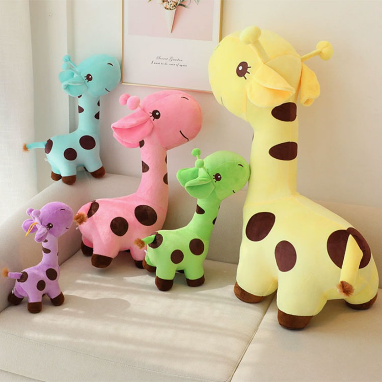 Brinquedo de pelúcia girafa