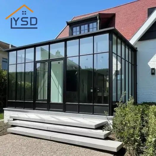 Veja o exterior da casa de vidro